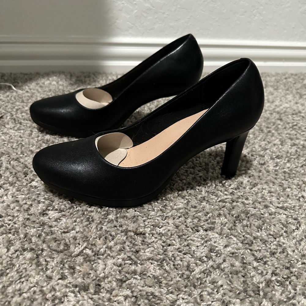 NEW Clarks size 8 Leather Black Heels - Picture 2 of 7